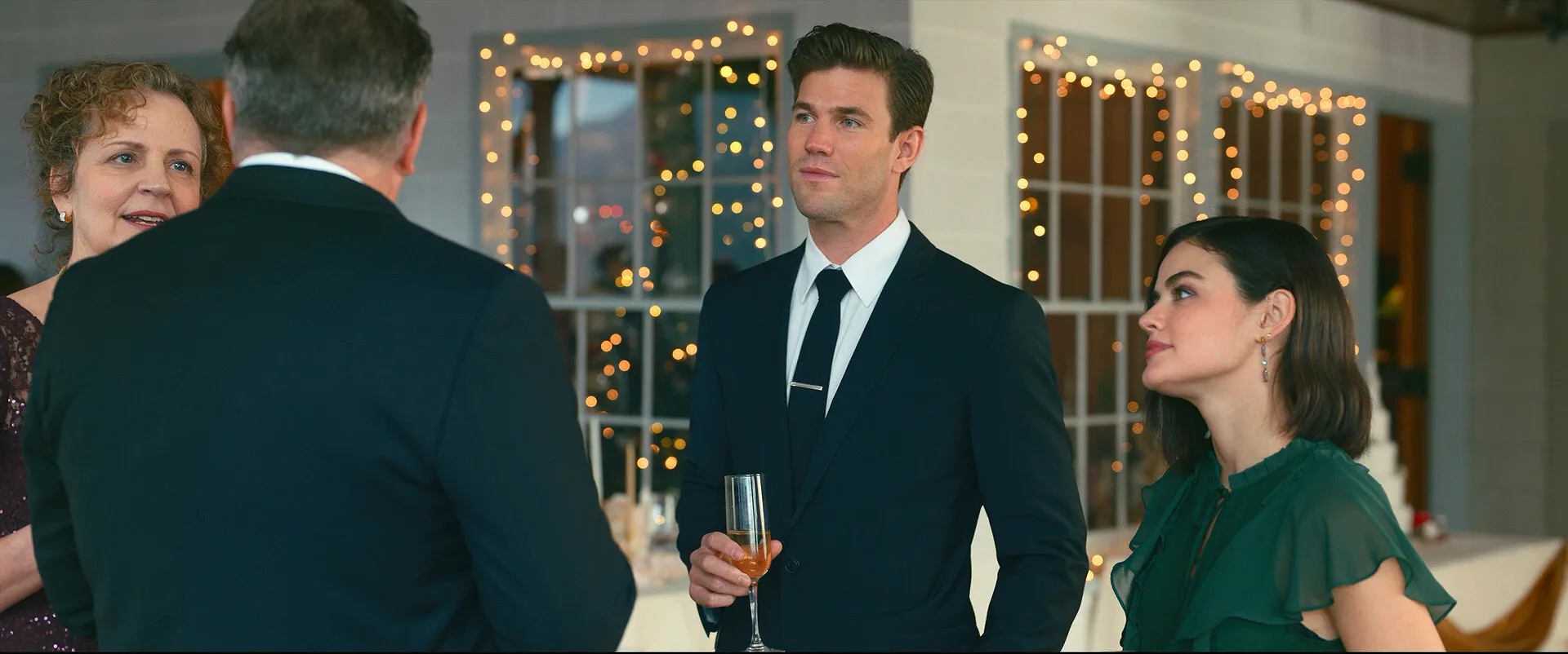 Когда гирлянды мигают в такт сердцу: 15 новогодних ромкомов для идеального свидания с собой или с ним